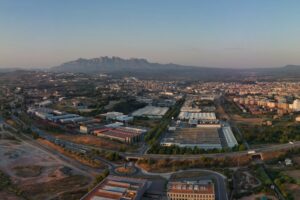 Fotografia de Manresa des de l'Agulla amb Montserrat al fons